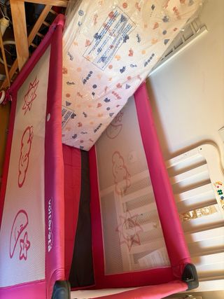 Cuna de viaje rosa sin usar