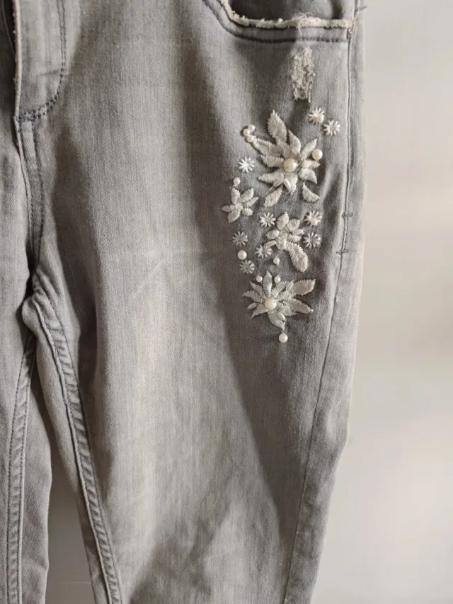 Pantalón gris bordado y perlas