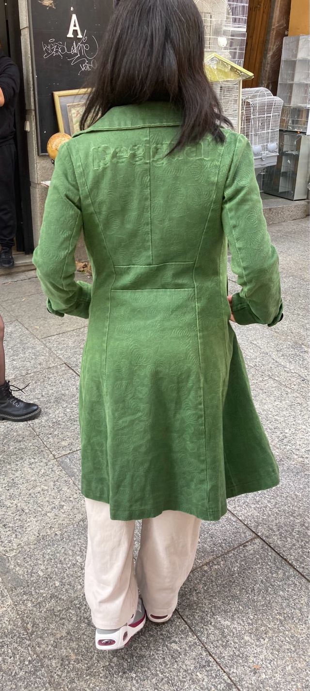 Abrigo Desigual verde estampado