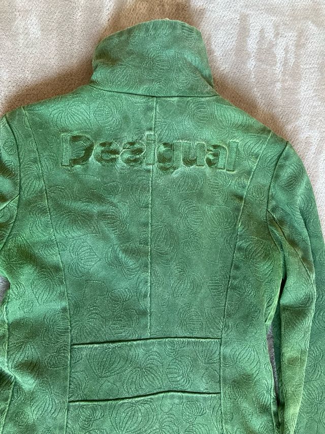 Abrigo Desigual verde estampado