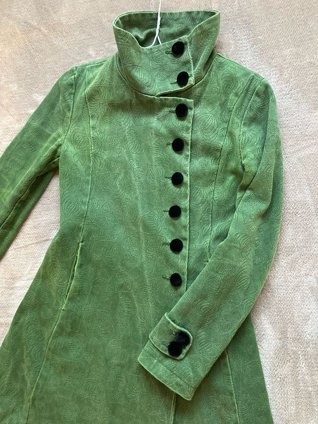 Abrigo Desigual verde estampado