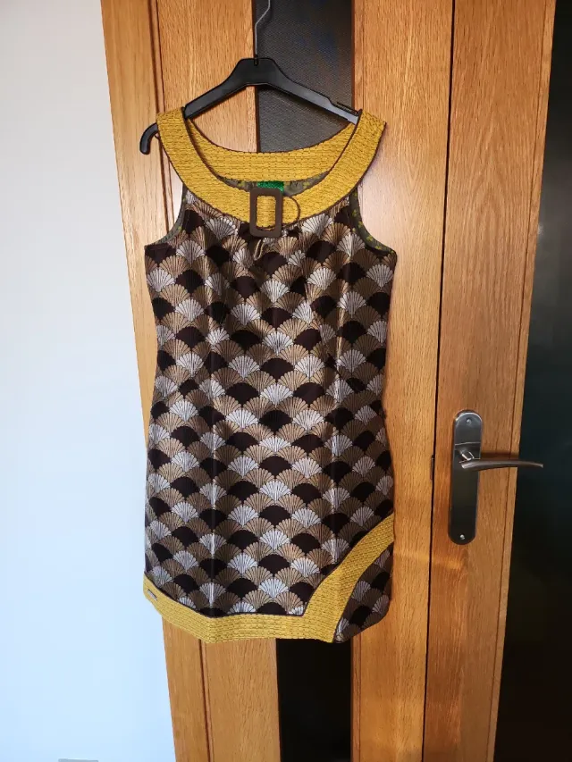 Vestido estampado geométrico con cuello