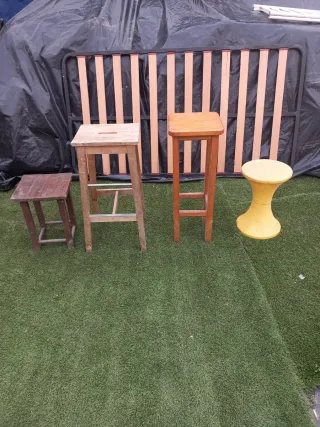 Taburetes madera y plástico