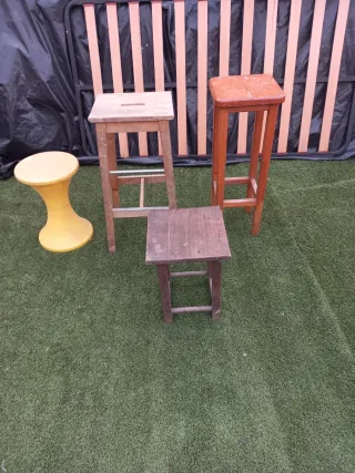 Taburetes madera y plástico