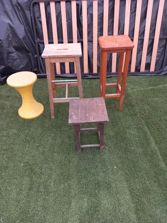 Taburetes madera y plástico