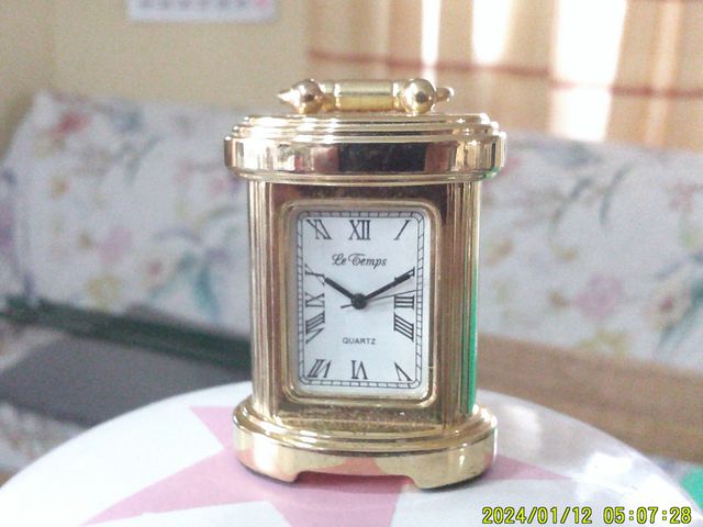 Reloj de sobremesa Le Temps dorado