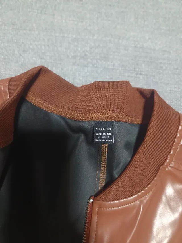 Chaqueta bomber efecto piel marrón