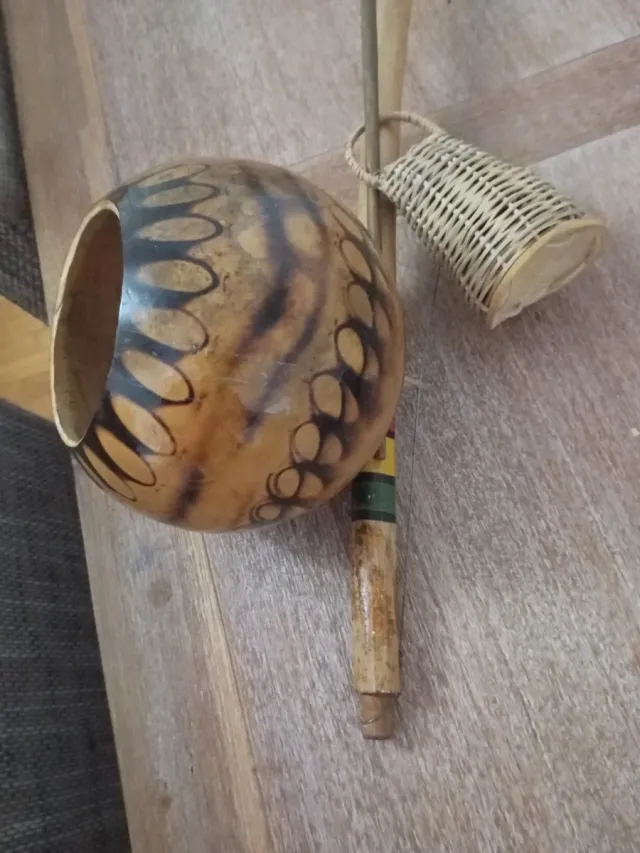 Berimbau viola
artesanal con caxixi