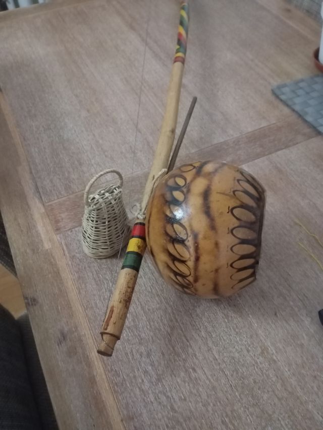 Berimbau viola
artesanal con caxixi