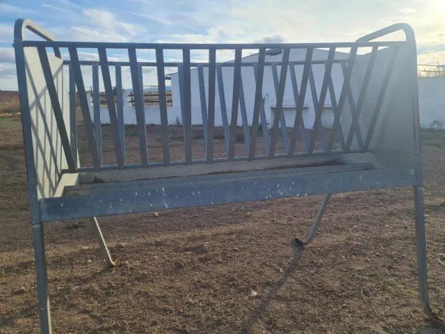 Comedero Metálico para Caballos