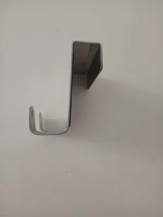 Percha de puerta de metal plateado