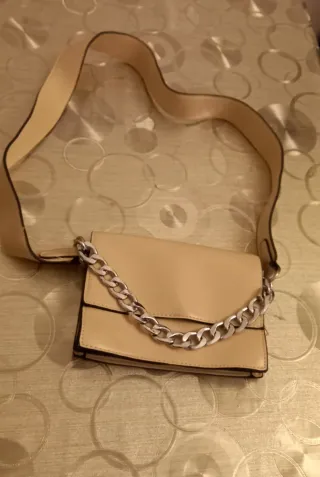 Borsa tracolla beige con catena