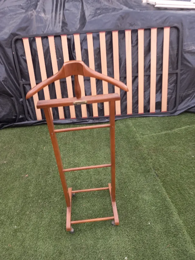 Perchero de pie de madera