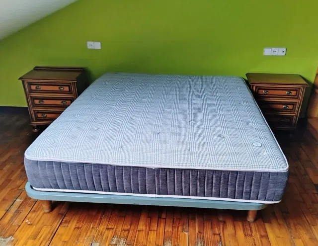 Cama y mesitas de noche de madera