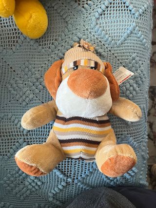 Peluche perro con gorro y rayas