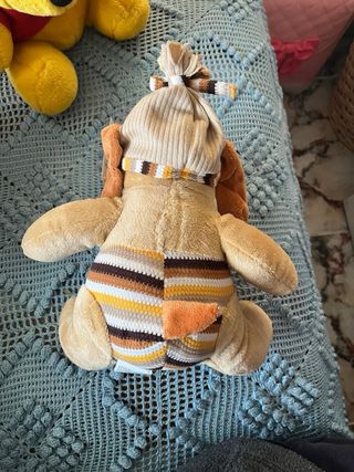 Peluche perro con gorro y rayas