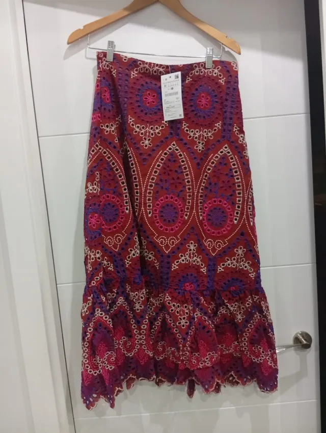 Falda midi bordada talla M