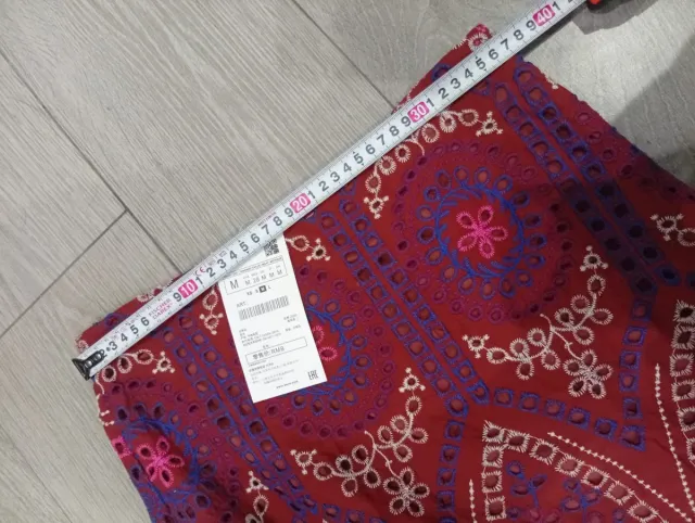 Falda midi bordada talla M