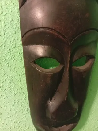 Máscara de madera decorativa