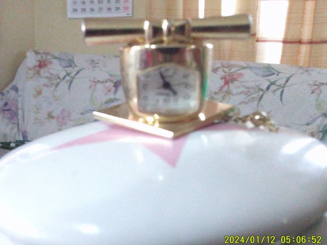 Reloj miniatura dorado