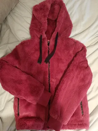 Abrigo de pelo rosa con capucha