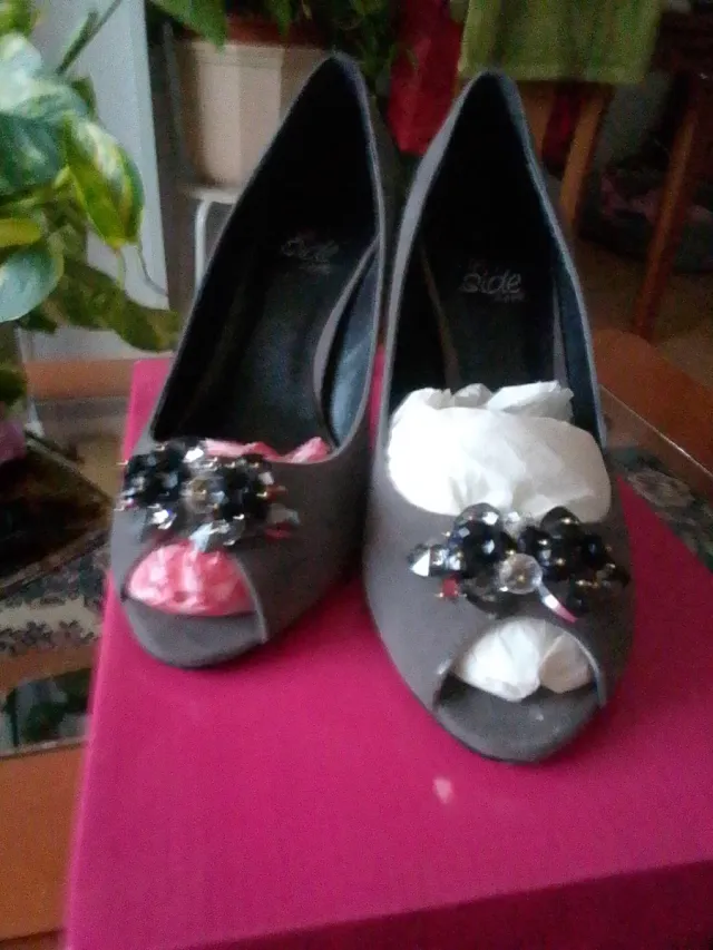 Zapatos de tacón grises con pedrería