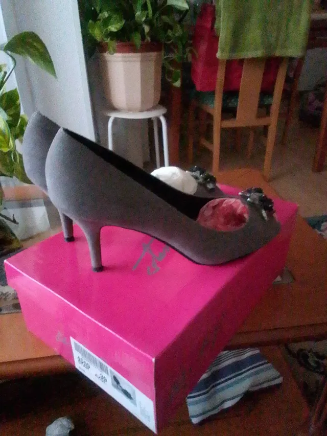 Zapatos de tacón grises con pedrería