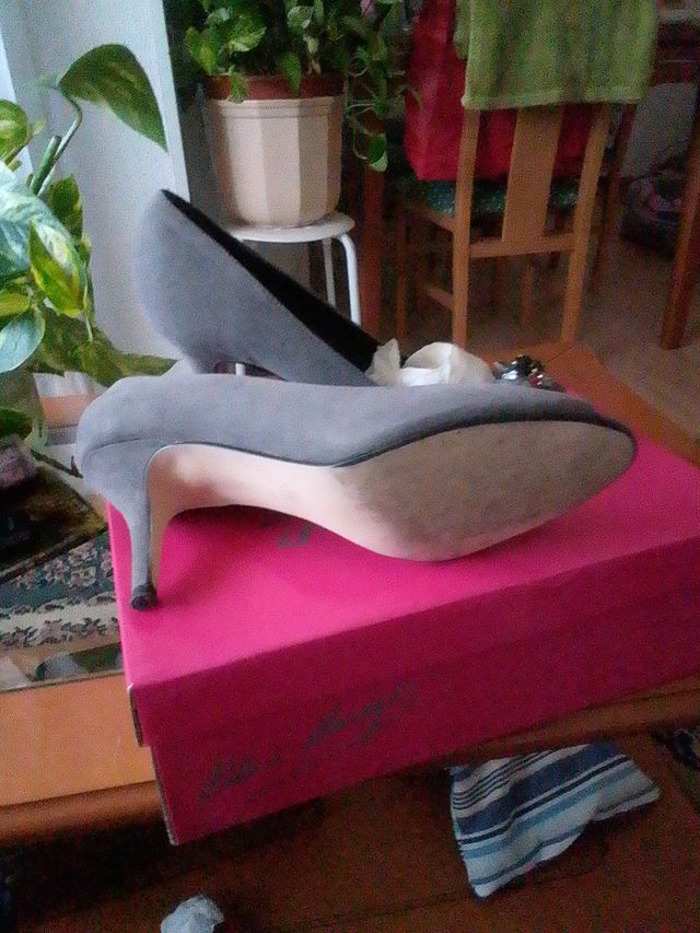 Zapatos de tacón grises con pedrería