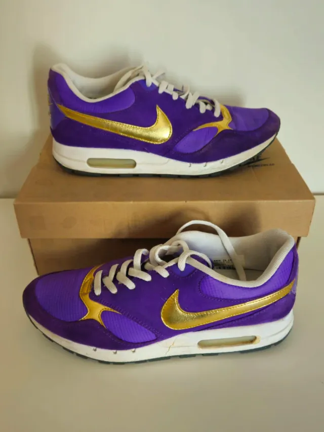 Nike Air Mujer 38.5 Morado y Dorado