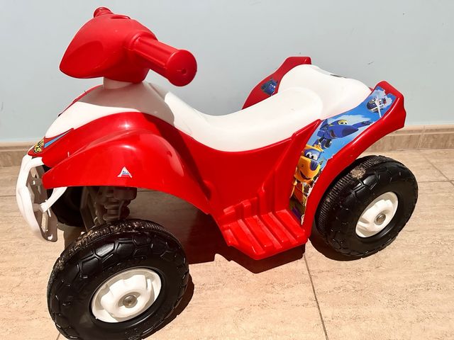 Coche a batería infantil rojo