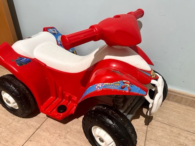 Coche a batería infantil rojo