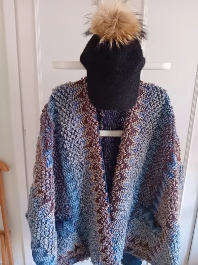 Poncho tejido talla única con bolsillos