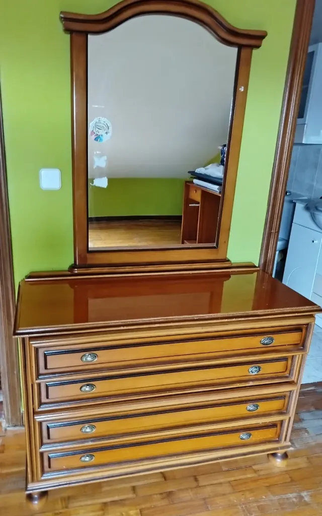 Coqueta de madera con espejo
