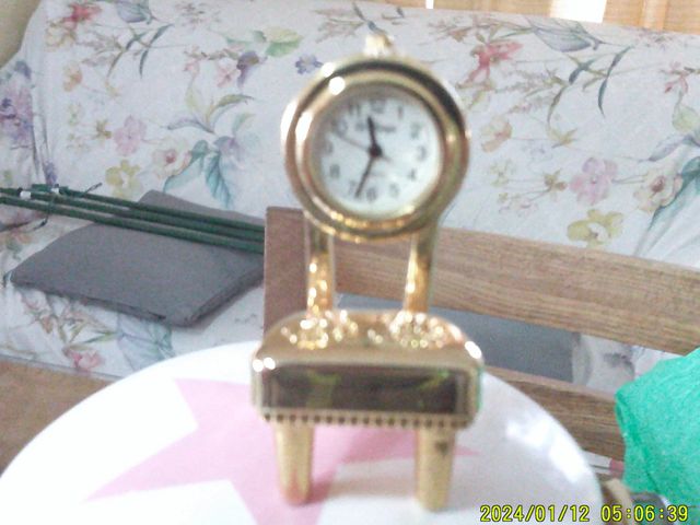 Reloj de sobremesa miniatura dorado