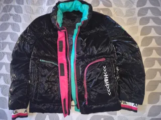 Cazadora acolchada negra con detalles