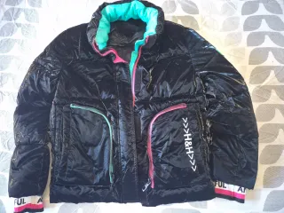 Cazadora acolchada negra con detalles