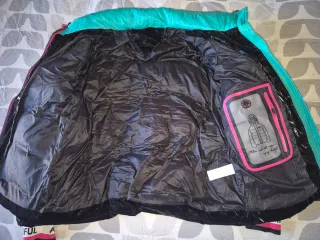 Cazadora acolchada negra con detalles