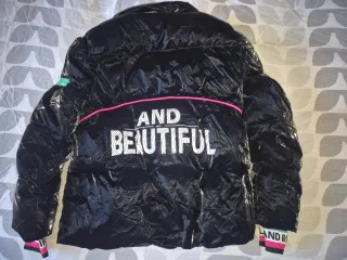 Cazadora acolchada negra con detalles