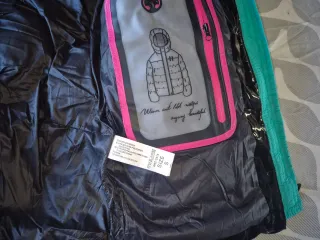 Cazadora acolchada negra con detalles