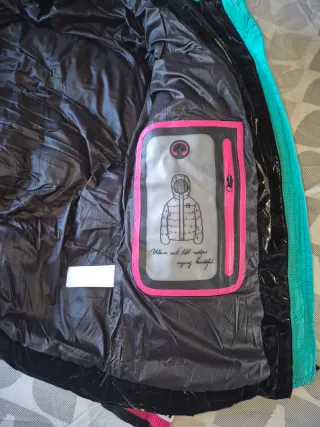 Cazadora acolchada negra con detalles