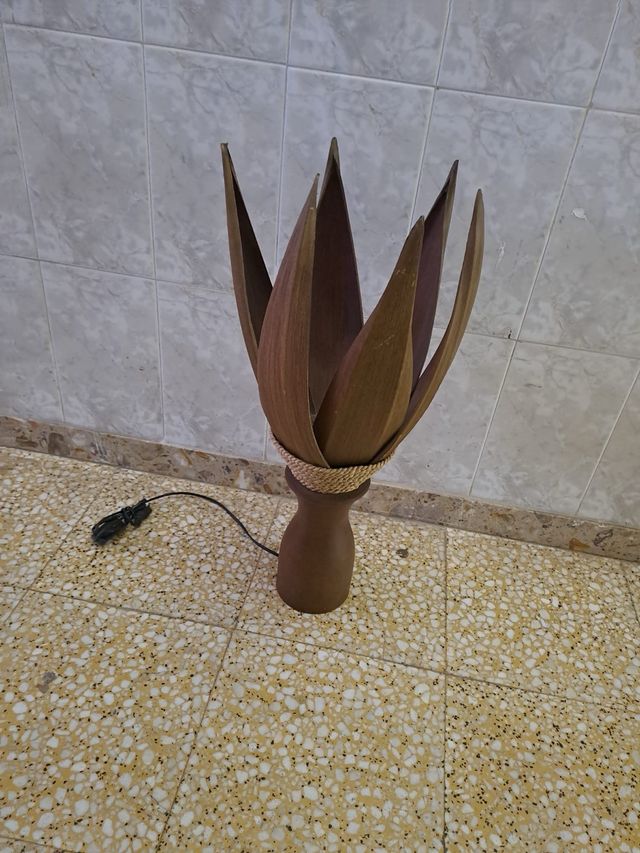 Lámpara de pie de madera