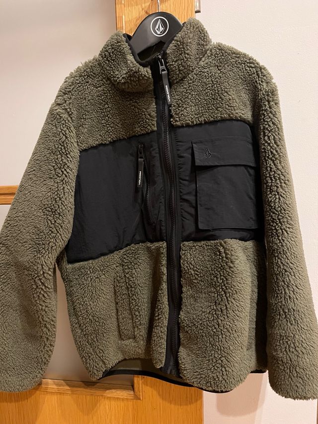 Chaqueta Volcom niño borrego verde y negra.Talla12