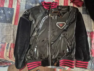 Cazadora efecto piel negra y roja