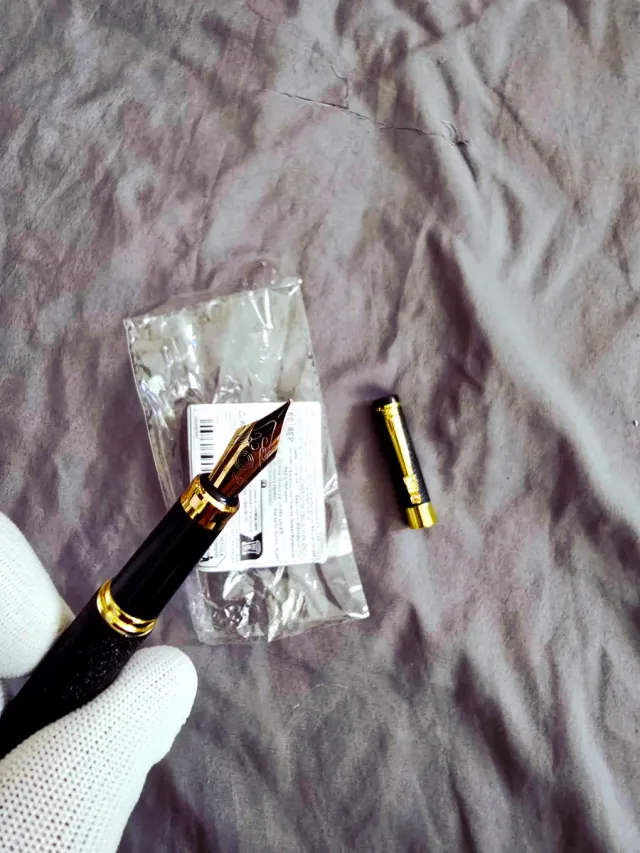 Pluma Estilográfica Clásica Negro y Oro