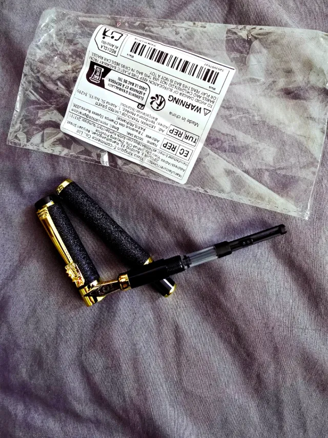 Pluma Estilográfica Clásica Negro y Oro