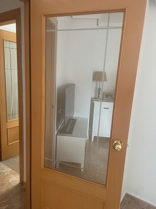 Puerta de madera con cristal