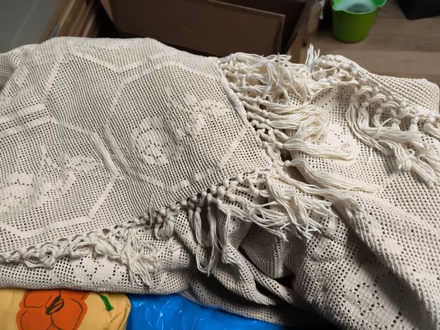 Colcha de ganchillo blanca roto