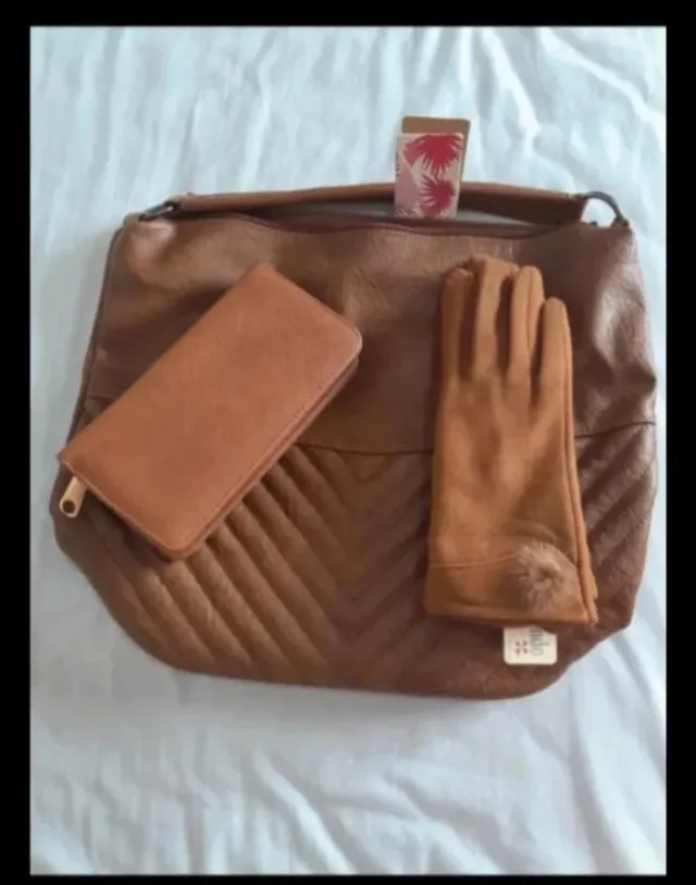 Bolso, cartera y guantes marrones