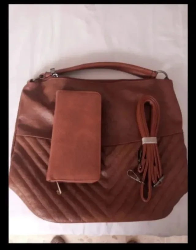 Bolso, cartera y guantes marrones