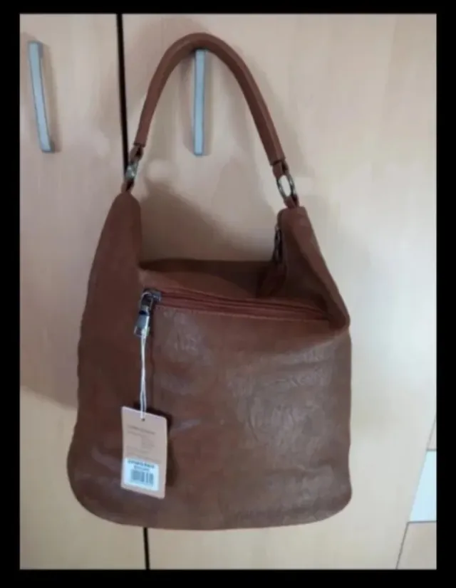 Bolso, cartera y guantes marrones